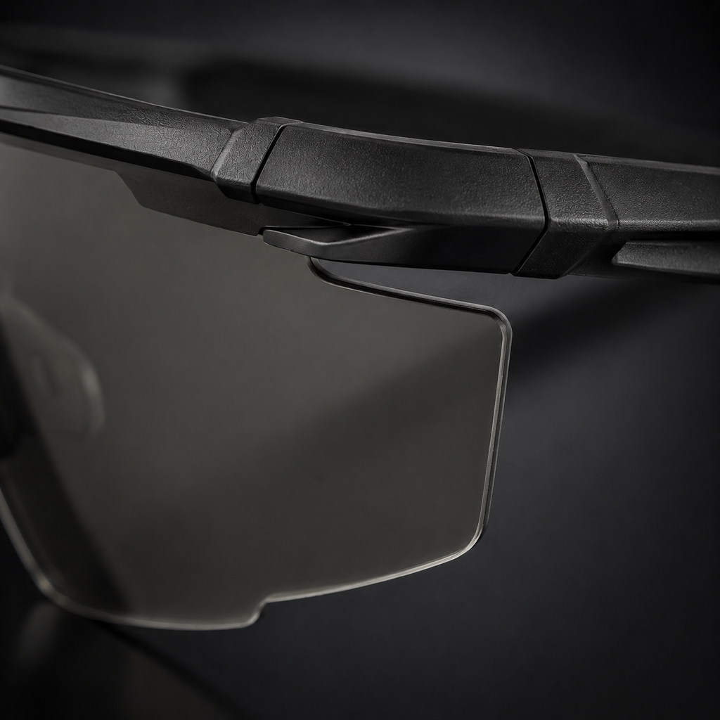 Close-up of tactical goggles lens edge, black frame, transparent lenses, precise frame-to-lens connection, adjustable nose pad, protective eyewear for CS and outdoor use.